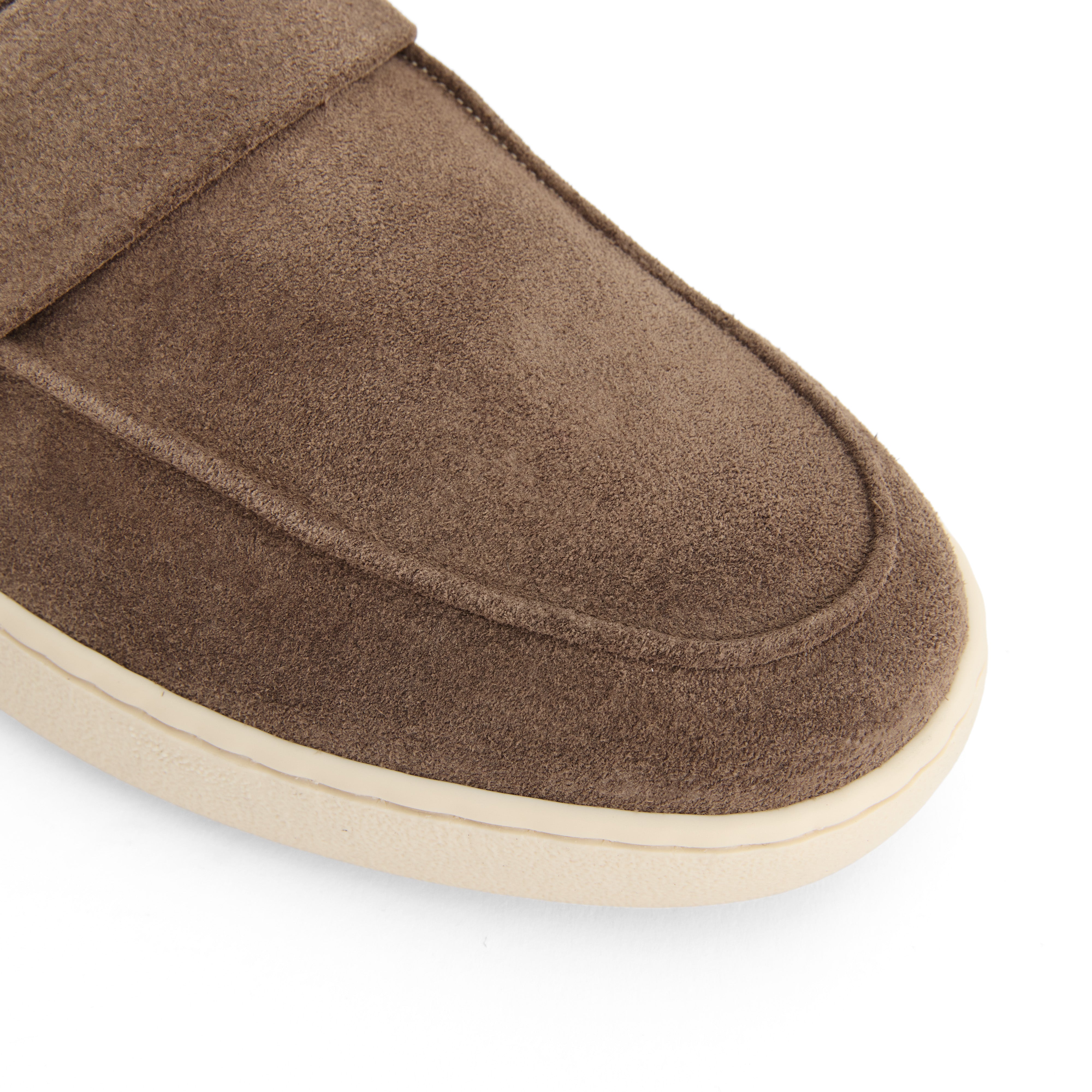 THE RUSTIC OLD MONEY