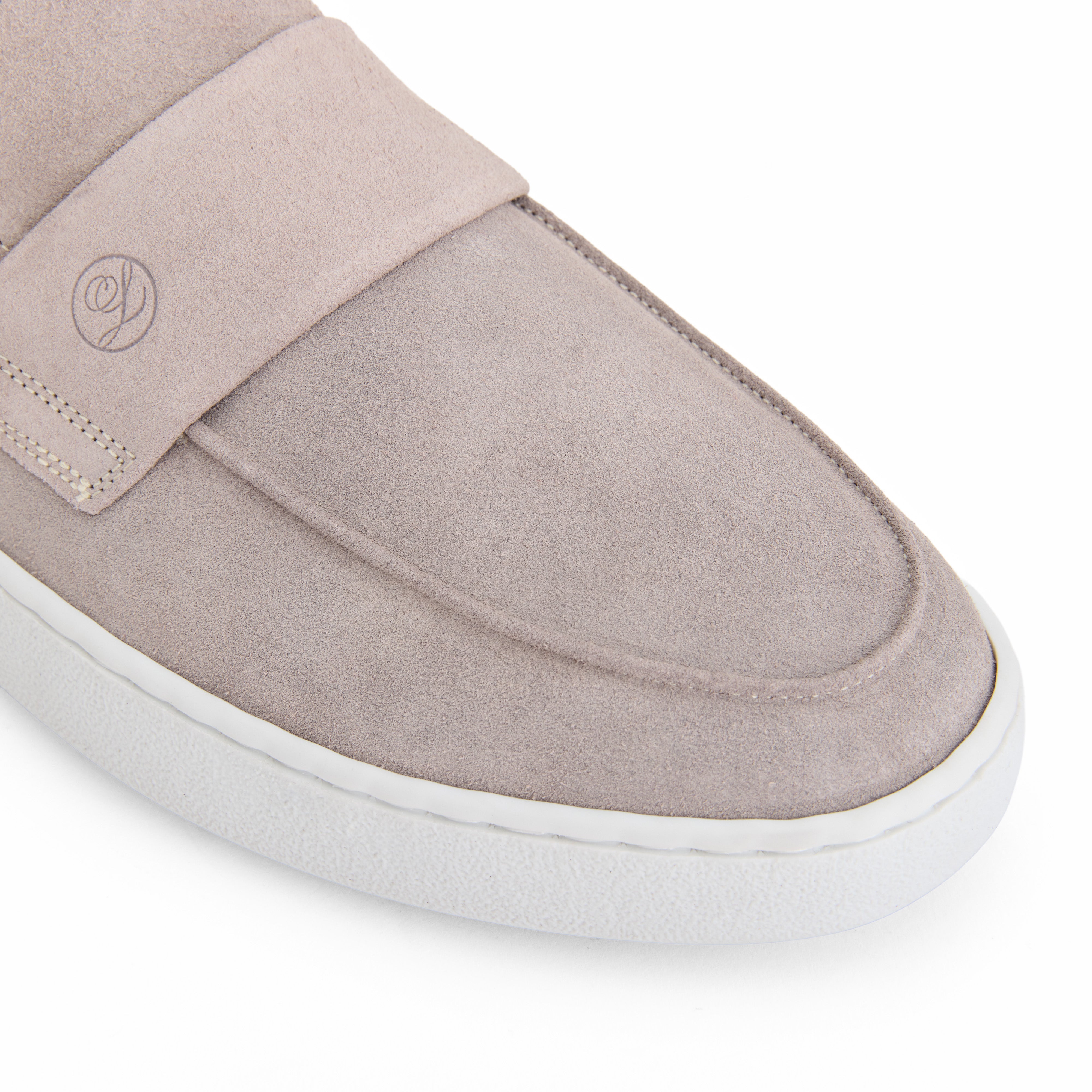 THE CLASSIC OLD MONEY